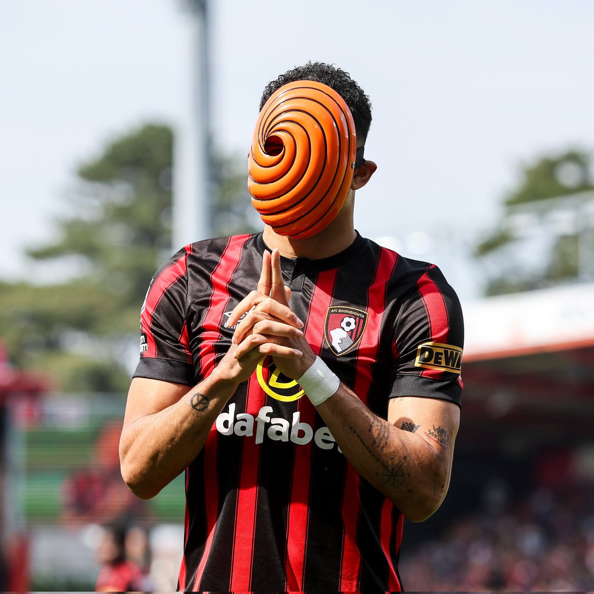 AniNewsAndFacts's tweet image. Dominic Solanke, The Bournemouth player from the Premiere League, celebrated his goal against Brentford FC with the iconic Akatsuki Tobi mask from Naruto.