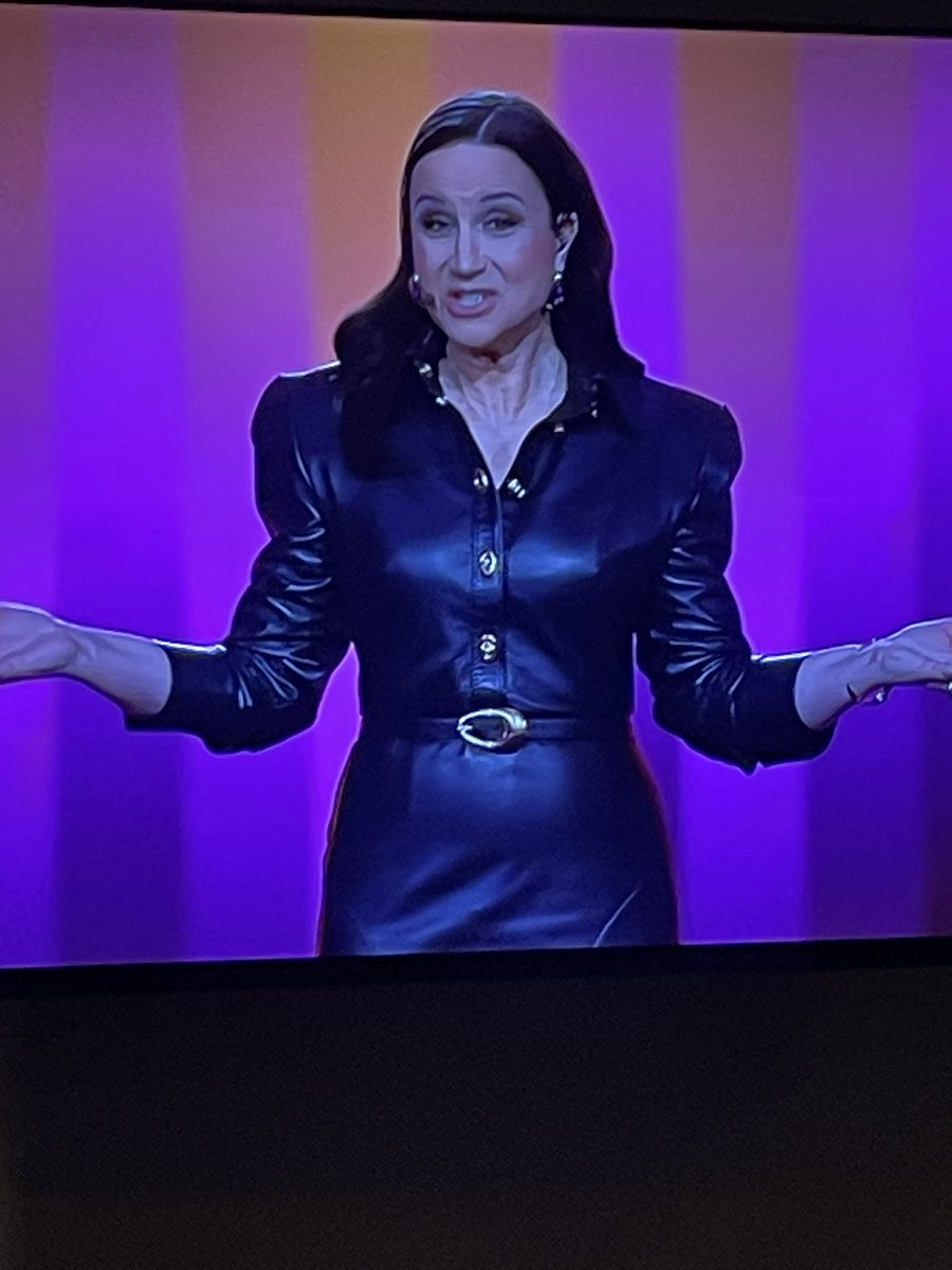 Mooi statement van Petra Mede met haar schoudervulling🤗