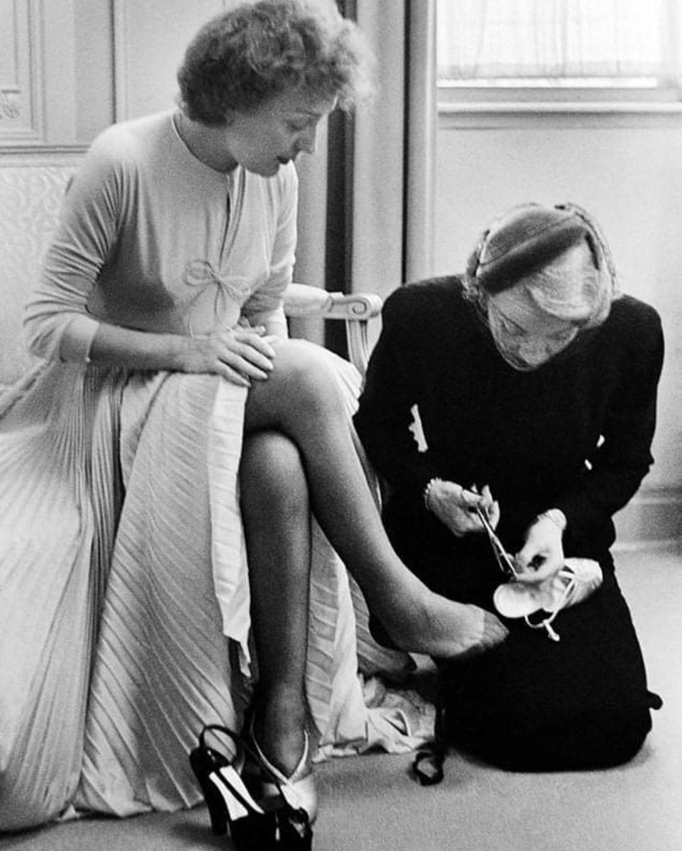 🌼Marlene Dietrich amò Edith Piaf per anni e per anni Edith Piaf non ricambiò mai il suo amore. Marlene per lei fece tutto. Anche inginocchiarsi per sistemarle una scarpa proprio il giorno delle sue nozze. Lei, diva di tutte le dive, ai suoi piedi. 📷Nick De Morgoli 1952