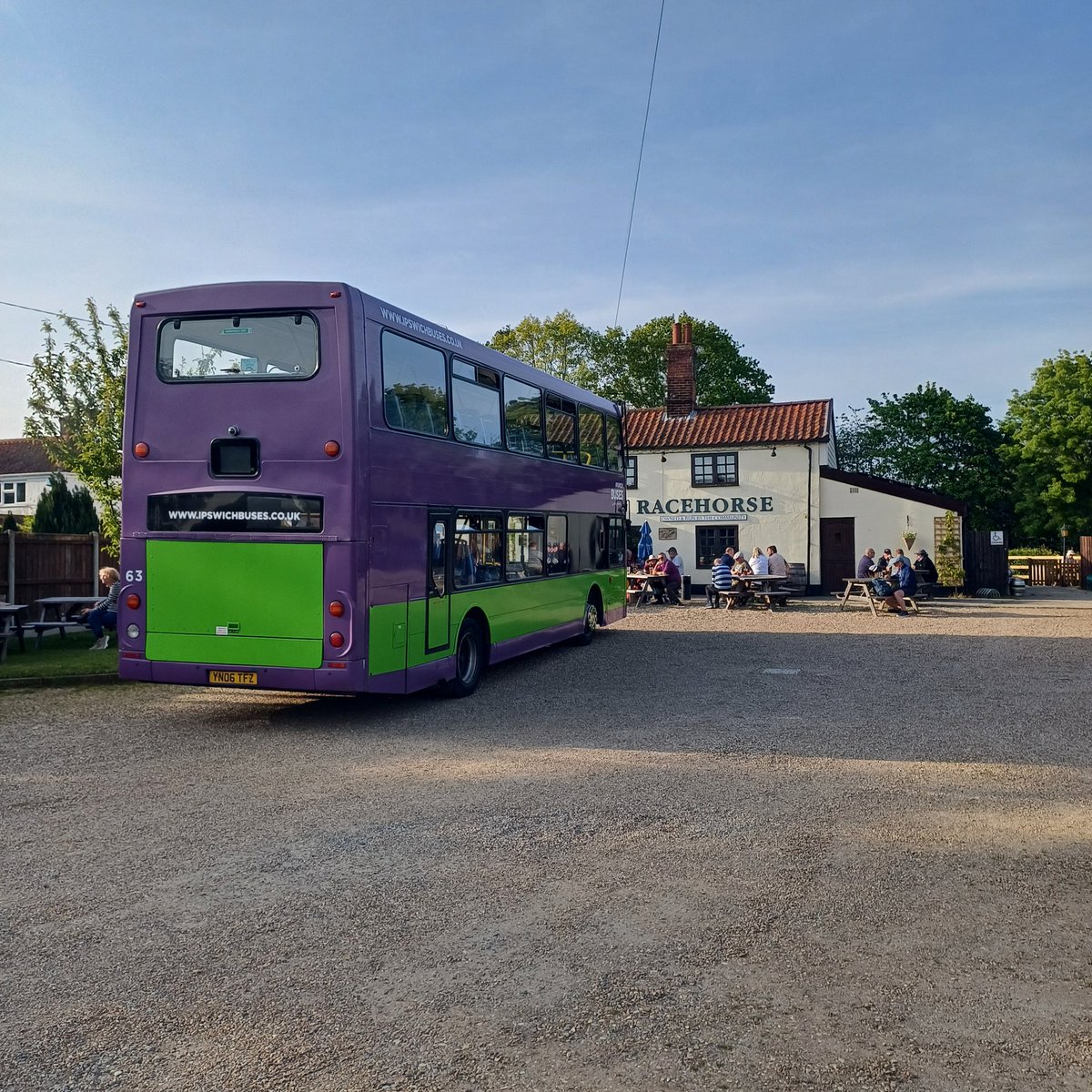 A busy day at work and even busier as @WRacehorse was paid a visit by 55 lovely beer drinking folks from @CAMRA_Official Ipswich branch on their Real Ale Runabouts. We thought a minibus was coming 🤣🤣