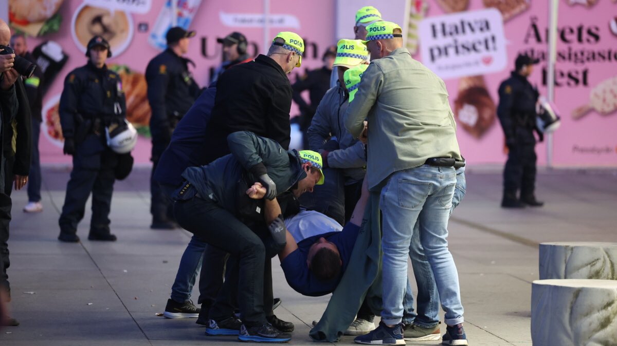 BREAKING:

Swedish police start using pepper spray to stop the mob from breaking into the Malmö Arena.

Several arrests made at the Eurovision Song Contest.

🇸🇪🇮🇱