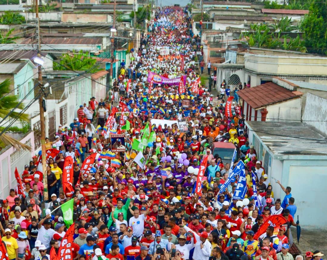 Alegría, amor y entrega fue lo que se respiro ayer en #Bolívar, con una tremenda marcha multitudinaria en apoyo a @NicolasMaduro Estuvieron presentes el Gob. @amarcanopsuv, la Vp @delcyrodriguezv y @nicmaduroguerra junto al pueblo exigiendo que ya basta de sanciones y bloqueo.