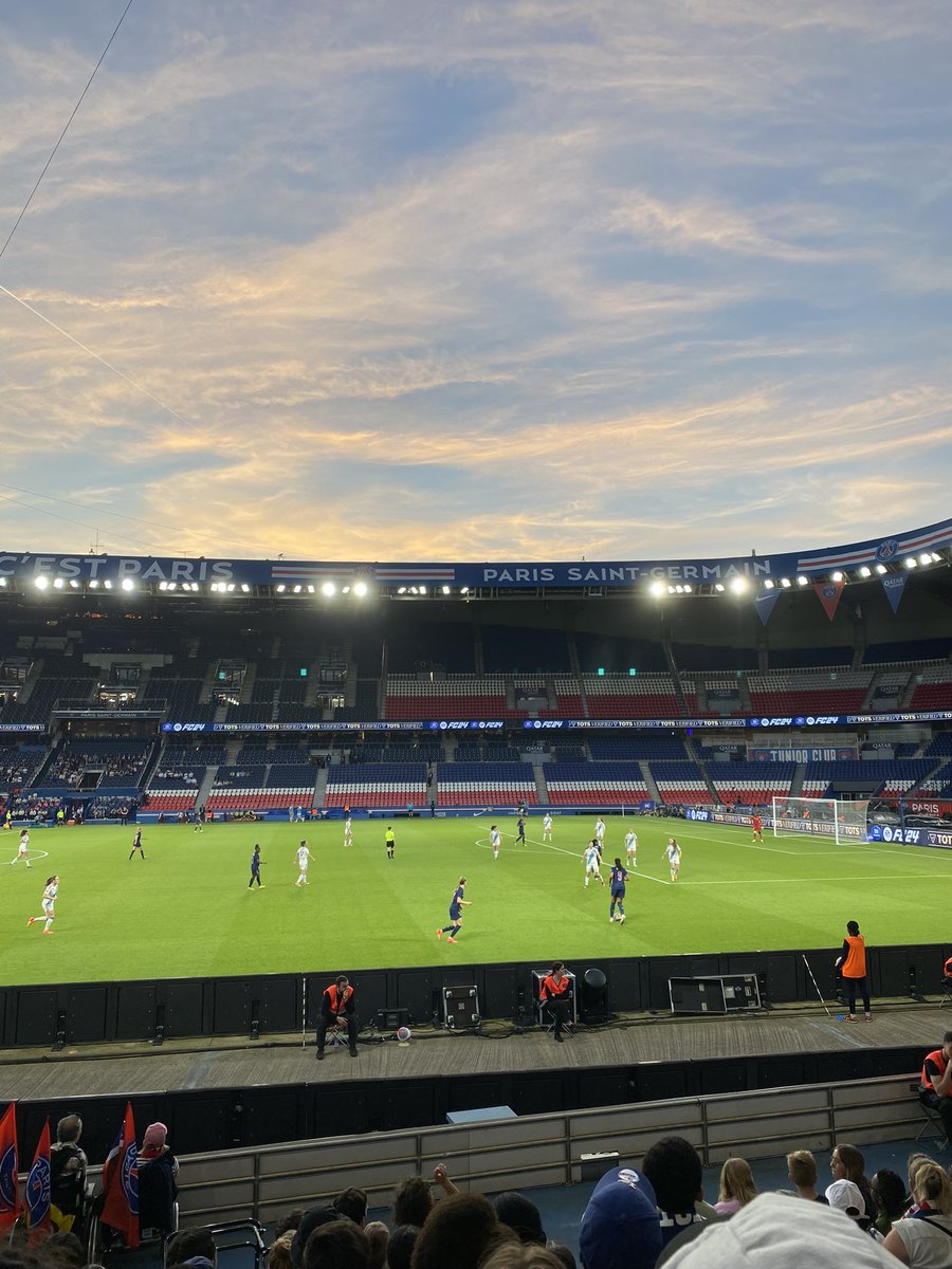 Sur place pour le #DebutKit du PSG 👕👀 Ça se passe avec son équipe féminine à l’occasion de la demi-finale de @D1Arkema face au Paris FC. ⚽️