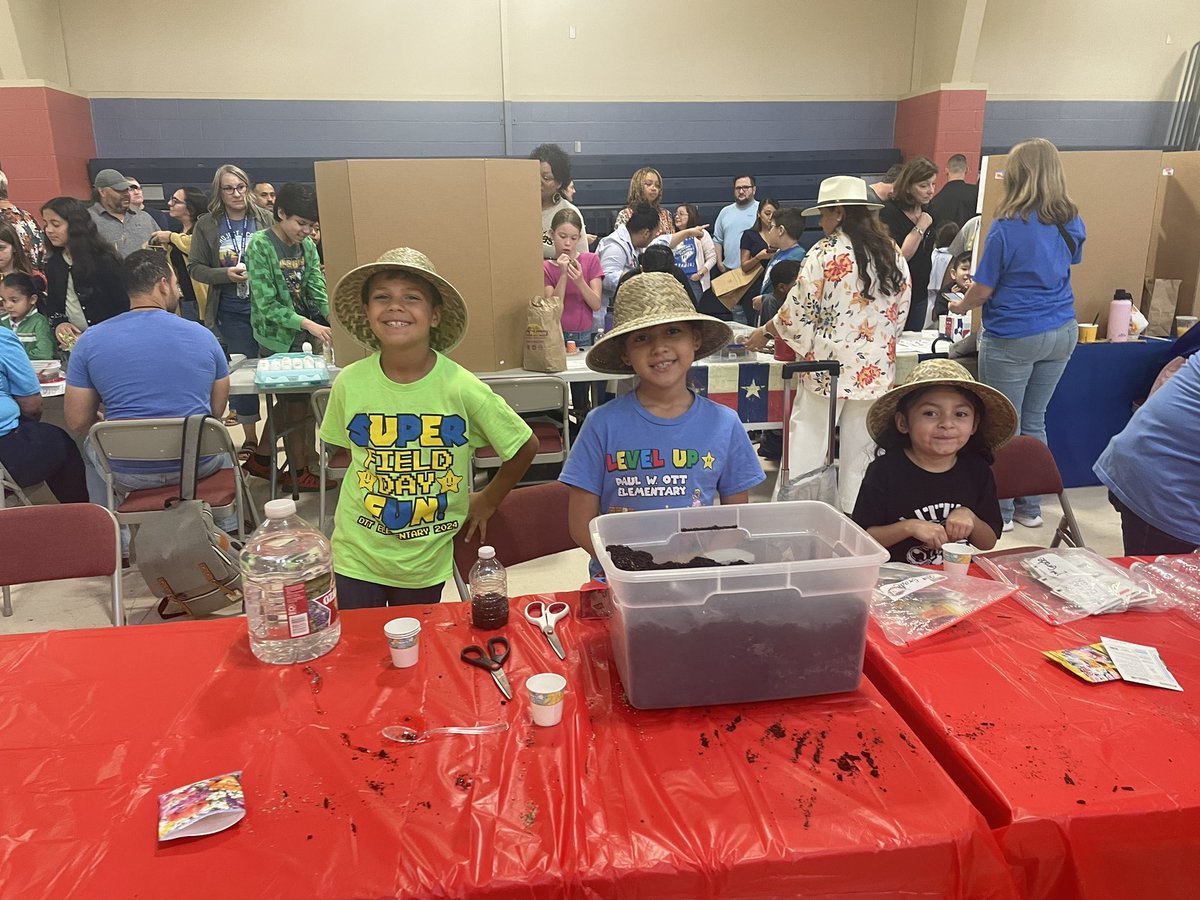 Project ACORN club leveled up at the annual showcase. Students taught others how to start a mini self sustained plant ecosystem to grow sprouts for a garden. @NISDOtt @PrincipalBueno @adelagarza07 #ottLevelUp