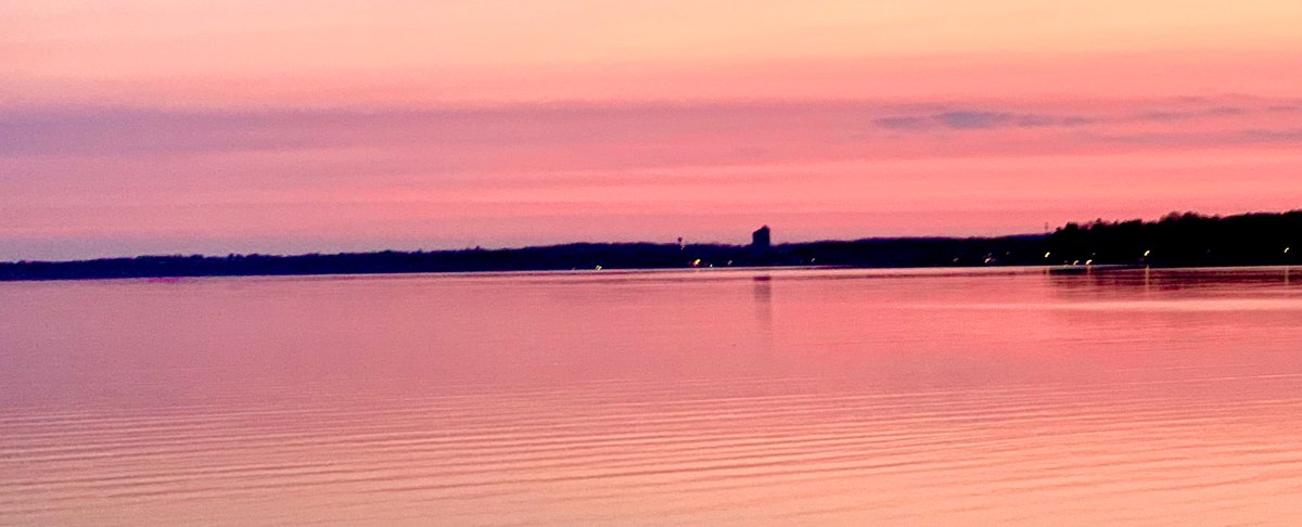 @DailyPicTheme2 @PanoPhotos A pink #sunrise in honor of the 🇺🇸 Moms celebrating #MothersDay this weekend; Our best wishes for moms we do extend. 🌅📸 #mitchandmarcyphotos #DailyPictureTheme #PanoPhotos #PureMichigan #sunrisephotography