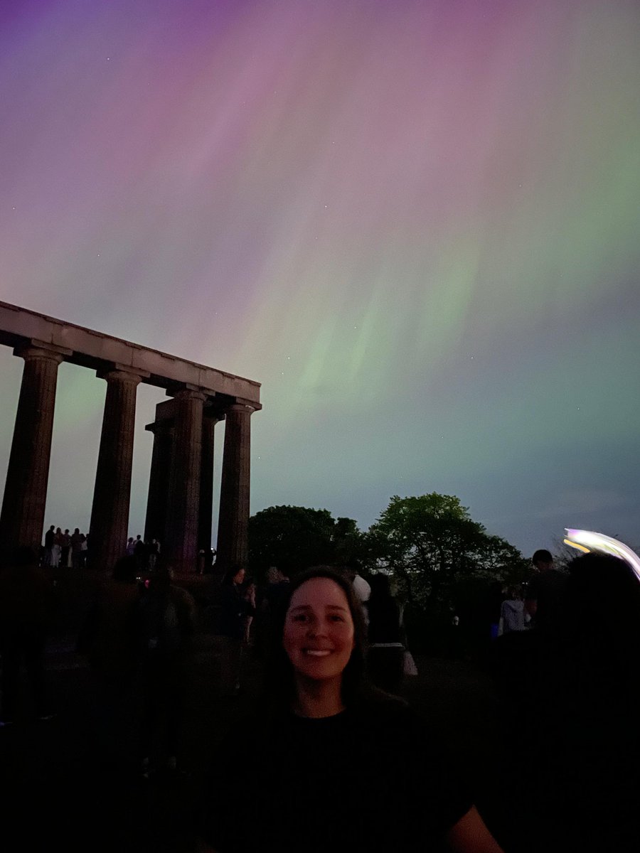 Becarios Chevening 🇺🇾 disfrutaron anoche del espectáculo único de las auroras boreales y nos mandaron estas hermosas fotos desde Hyde Park, en Londres, Gales y Edimburgo 🇬🇧. ¡Una belleza! Gracias por compartirlas @SabriCittadino @vickyfriss @paulilago!