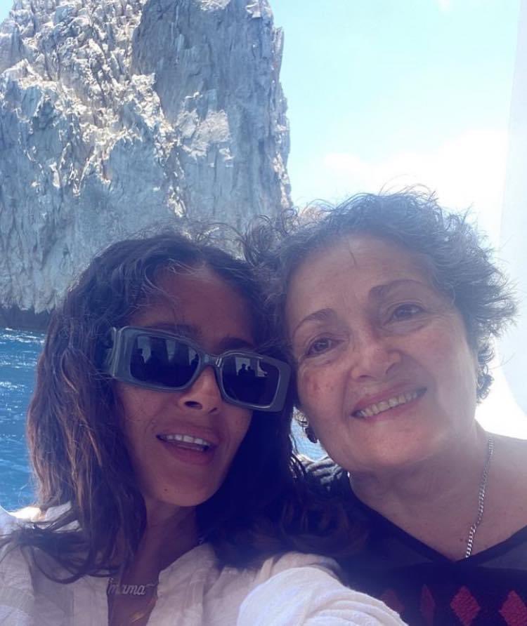 Salma Hayek presume a su mamá en redes sociales por el “Día de las Madres”. 😍 CC: @salmahayek