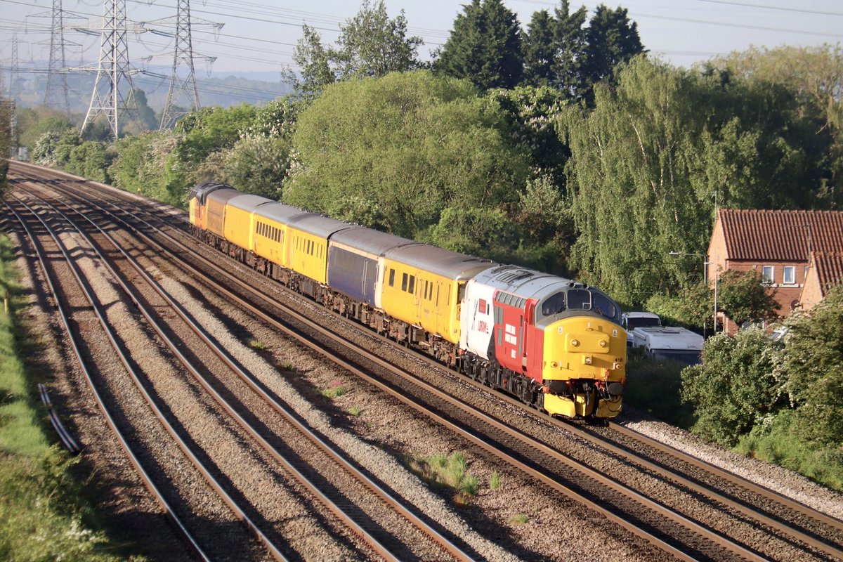 Privately-owned #Class37 37418 ‘An Comunn Gaidhealach’, on long term hire to Loram, leads Colas Railfreight-operated Network Rail infrastructure monitoring train, 3Q66 2136 Norwich Goods Yard > Derby Rail Technical Centre, through Ratcliffe-on-Soar #MML
