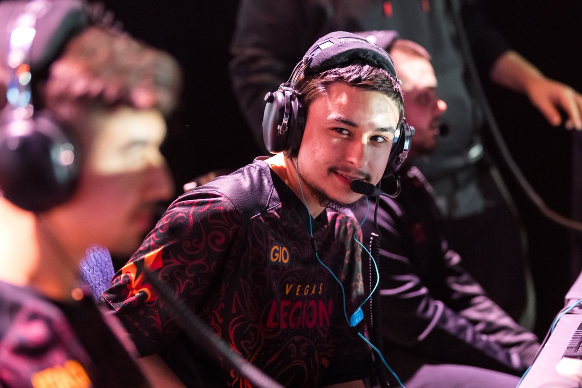 🤯 @Gio1OF1 drops a 2.12 K/D on Sub Base HP @LasVegasLegion secure the Game 5 ✅