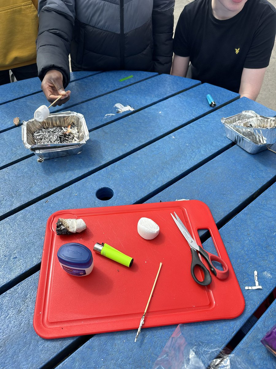 P7A had a science lesson in the sun ☀️ on Thursday! We have been learning about chemical changes and processes. We investigated burning and the heat triangle. What better way to test this out than to create mini fires 🔥, toast marshmallows and make smores 😋 #outdoorlearning