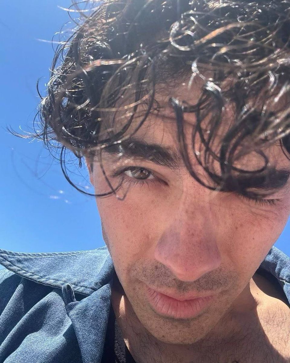 .@JoeJonas: Checking in 👋