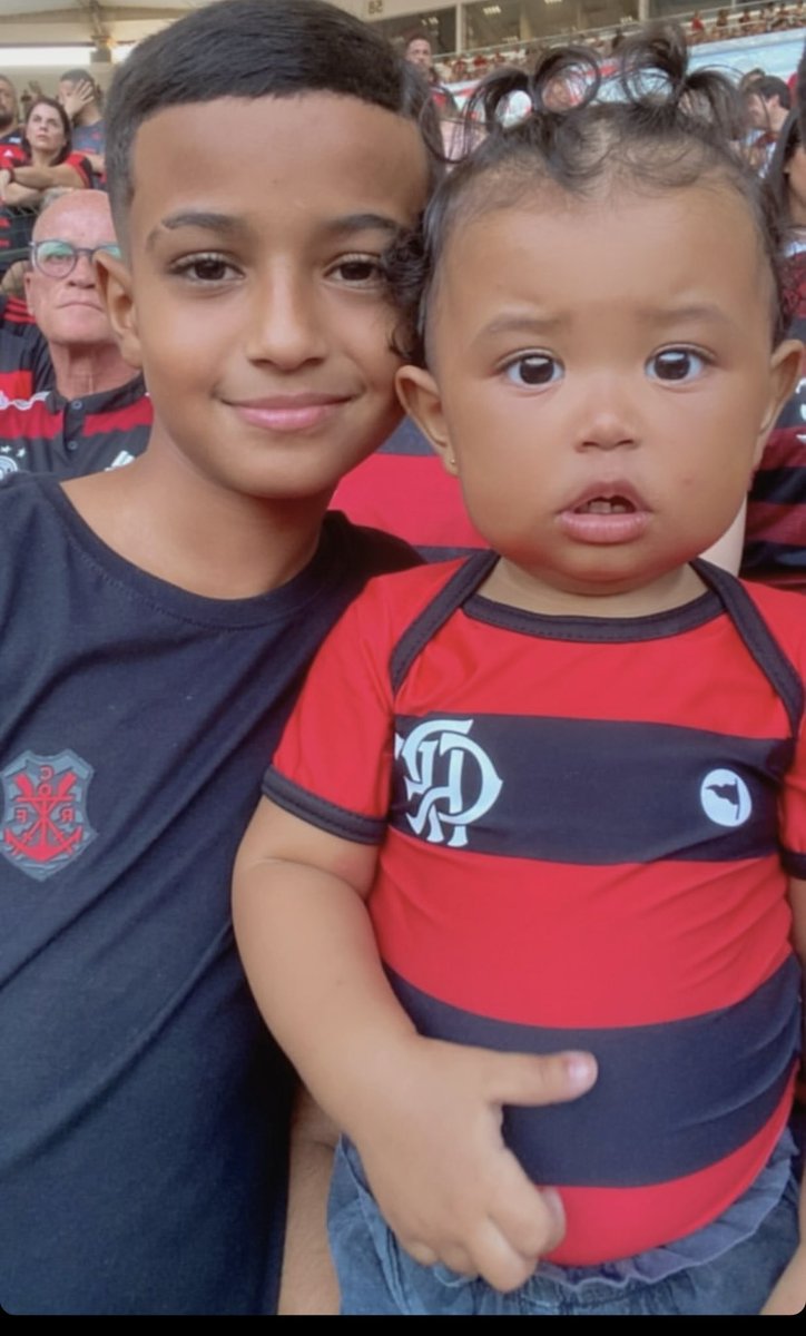 Filhos do atacante Carlinhos presente no estádio do Maracanã.

#Flamengo #CRF @1MauroSantAnna