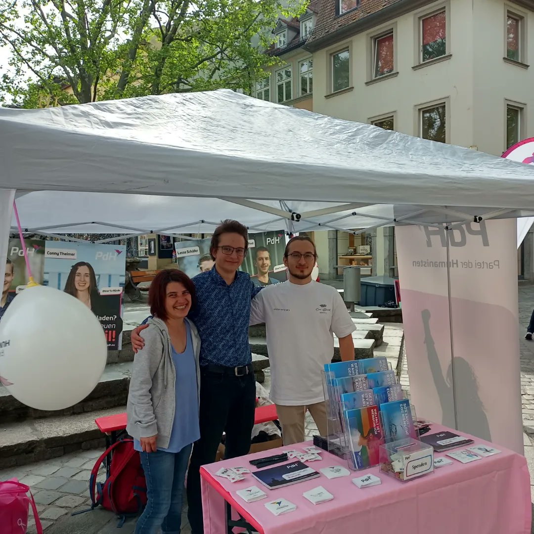 KnupferEva's tweet image. Während meinem Besuch in der Heimat konnte ich zwei Stunden  für den Infostand in Bamberg einschieben.Da mit fremden Menschen reden nicht so meins ist habe ich meine Aufgabe gefunden... Luftballons an Kinder verteilen,das geht immer.  Stargast war heute Bella💜 @PdH_Bayern