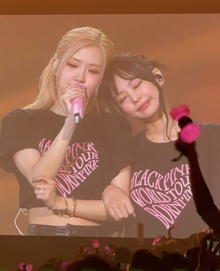 Rosie's shoulder as Jennie's safe space — a thread 🫶

Like and retweet🥺