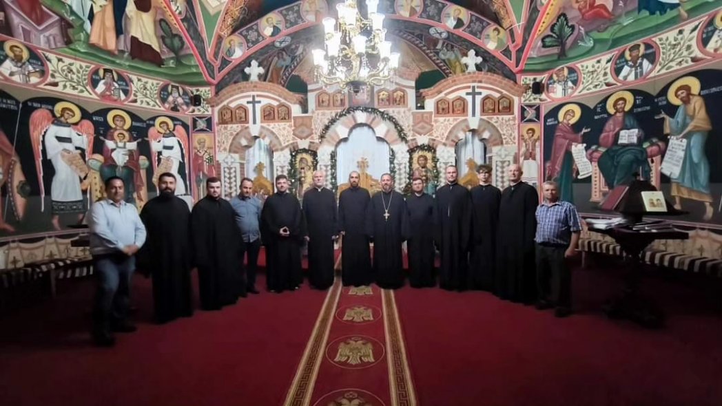 ByzantineChoir's tweet photo. Cu binecuvântarea Preasfințitului Părinte Episcop Iustin, o parte a membrilor Grupului psaltic „Theologos” au dat răspunsurile la strană la slujba Privegherii la Parohia Ortodoxă Valea Muntelui - Bârsana, cu ocazia cinstirii Sfântului Ioan Valahul
#eormmsm https://t.co/b2qsyqrEz9