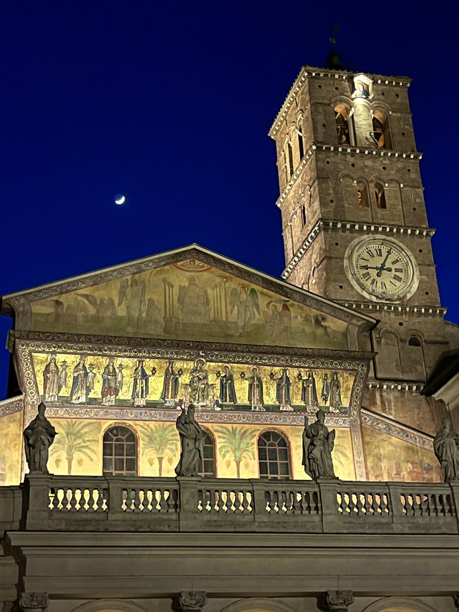 Santa Maria in #Trastevere nell'ora blu 💙 con la luna crescente 🌙… Mozzafiato!

#Roma 🤍
#Rome