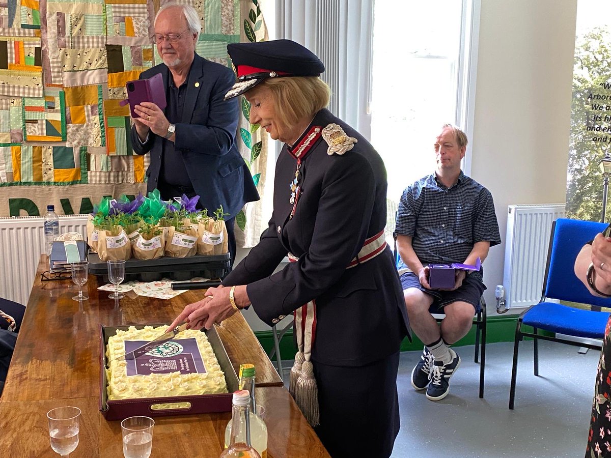 ⁦@KingsAwardVS⁩ Fantastic to present the King’s Award for Voluntary Service to the Friends of Derby Arboretum. A wonderful community hub and sanctuary in the heart of Derby,the UK’s first public park. A joy to be joined by Peter Ellse DL& Mike Kapur, Lord-lieutenant Leics.