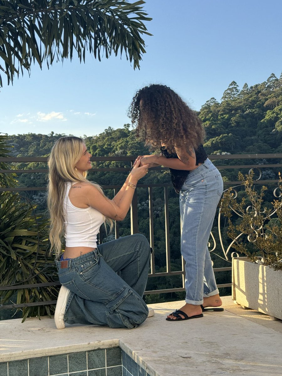 verstappern3's tweet photo. DISSERAM QUE ESSA FOTO ERA A LUISA SONZA E O VITÃO KKKKKKKKKKKKKKKKKK https://t.co/1uuWh2iYmJ