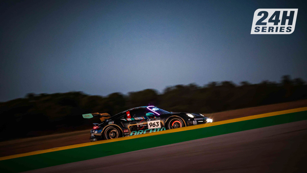 24HSERIES's tweet photo. #24HSERIES | In 992 after 9hrs

1 #RedAnt (903)
2 @RedCamelRacing (909)
3 Red Ant (904)
4 #SebLajoux #DUWO (908) - Am, 1st
5 #OrchidRacing (963)

Results (https://t.co/aD8pvNQEIk) and per class (https://t.co/9TbIKgMiPk)

#24HPORTIMAO https://t.co/MhtLaMMO7d
