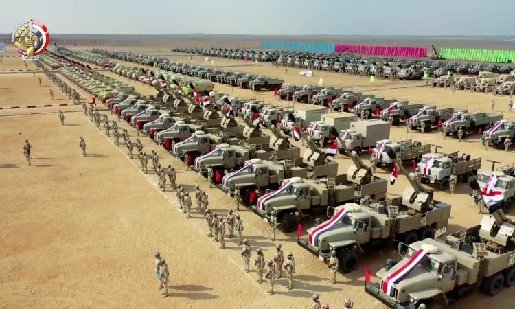 ÚLTIMA HORA: El ejército egipcio está moviendo vehículos blindados pesados ​​en el norte del Sinaí, cerca de la frontera con Israel.