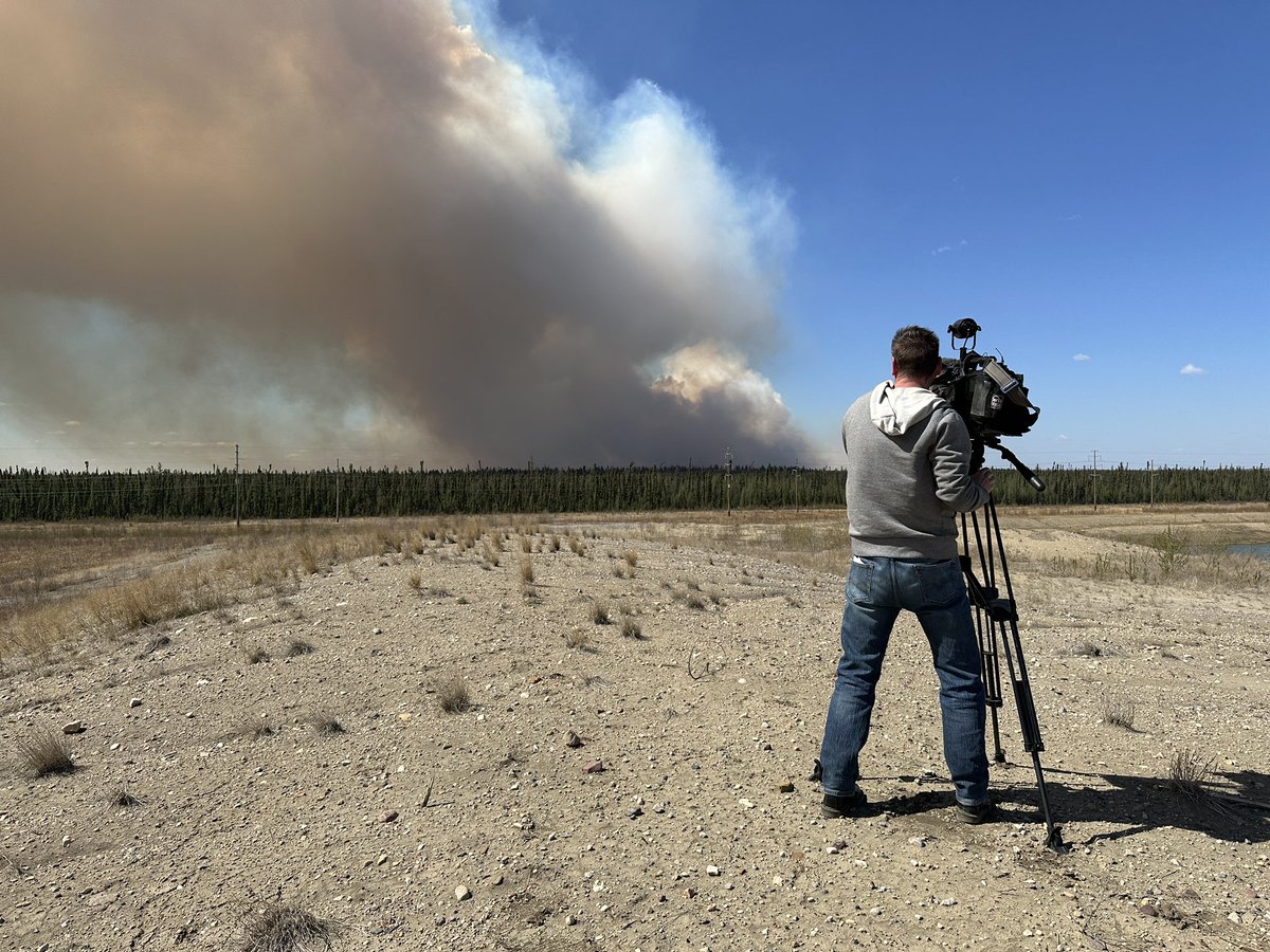 I’m in the Fort McMurray area with @nathangross covering a 1,500 hectare wildfire that’s about 16K away. The region has been under an evacuation alert since last night. Crews are working on a containment line on the east side of the fire to guard the city.