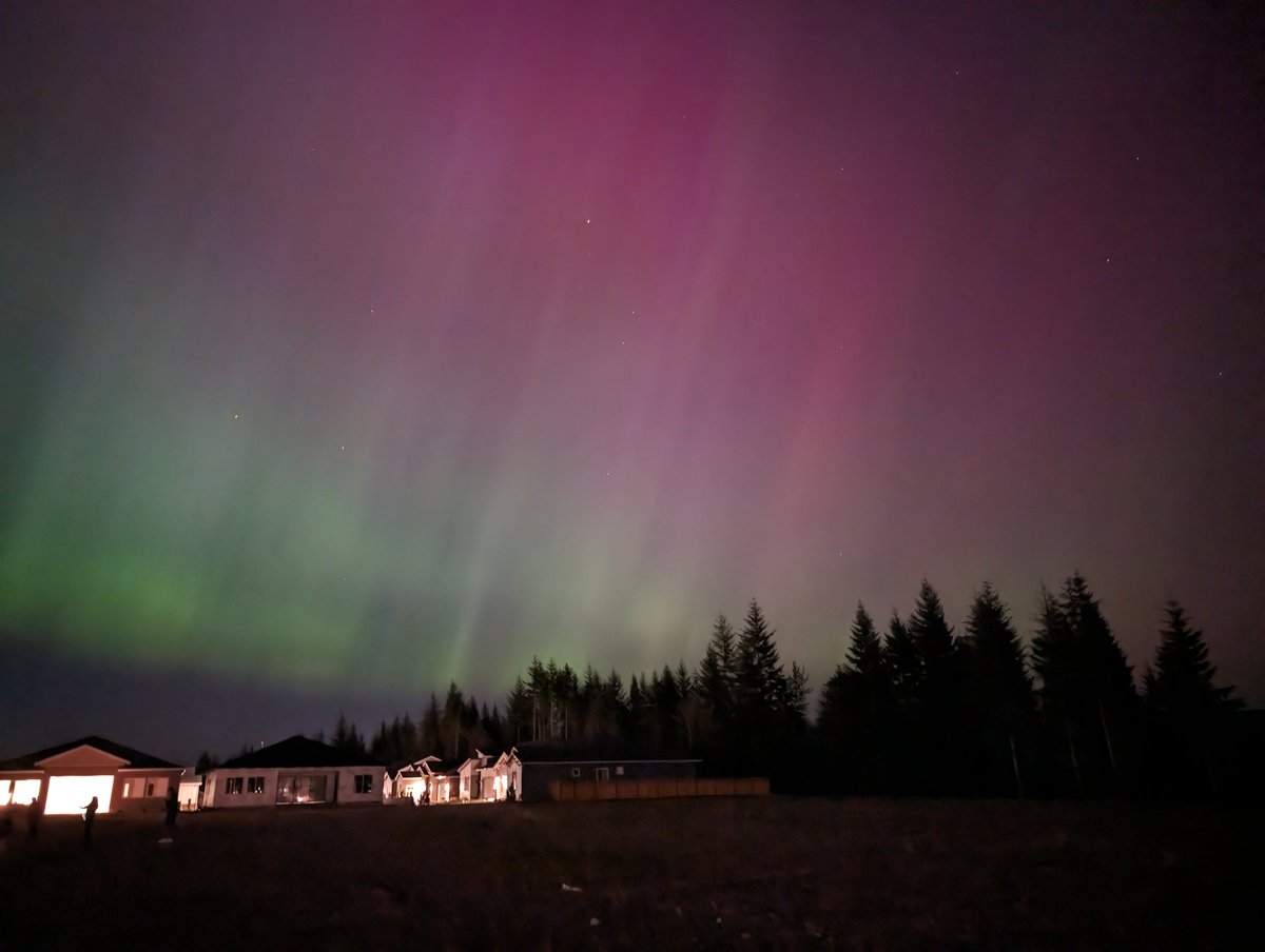 Royna_Moss's tweet photo. Such a magical night it was yesterday. So glad hubby and I get to experience the Aurora for the first time together with both our kiddos.  @Derek_R_Moss https://t.co/4jlAPZF8pM