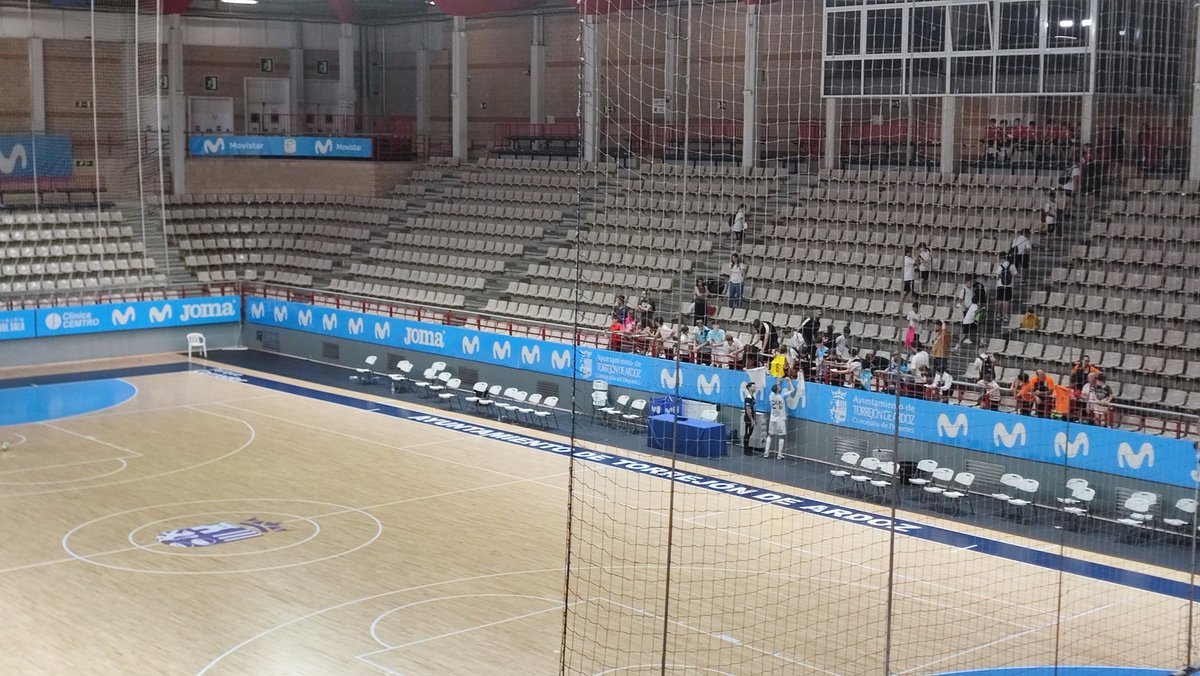 Hace 30 minutos que acabó el Inter-Noia y Pola sigue firmando camisetas y haciéndose fotos. Más de 200 personas aún en el pabellón, despidiendo como se merece a una leyenda de nuestro futsal.