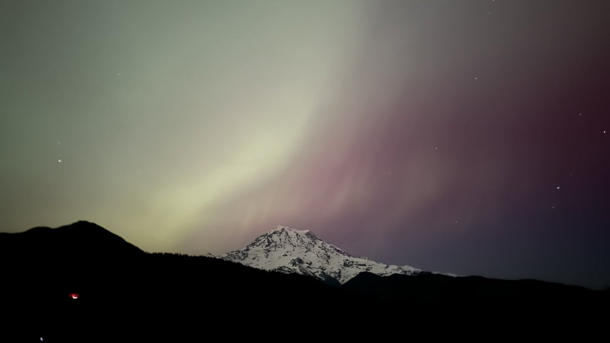 mattvertrees's tweet image. Mt. Rainier Aurora Borealis #sonorthwest #Auroborealis