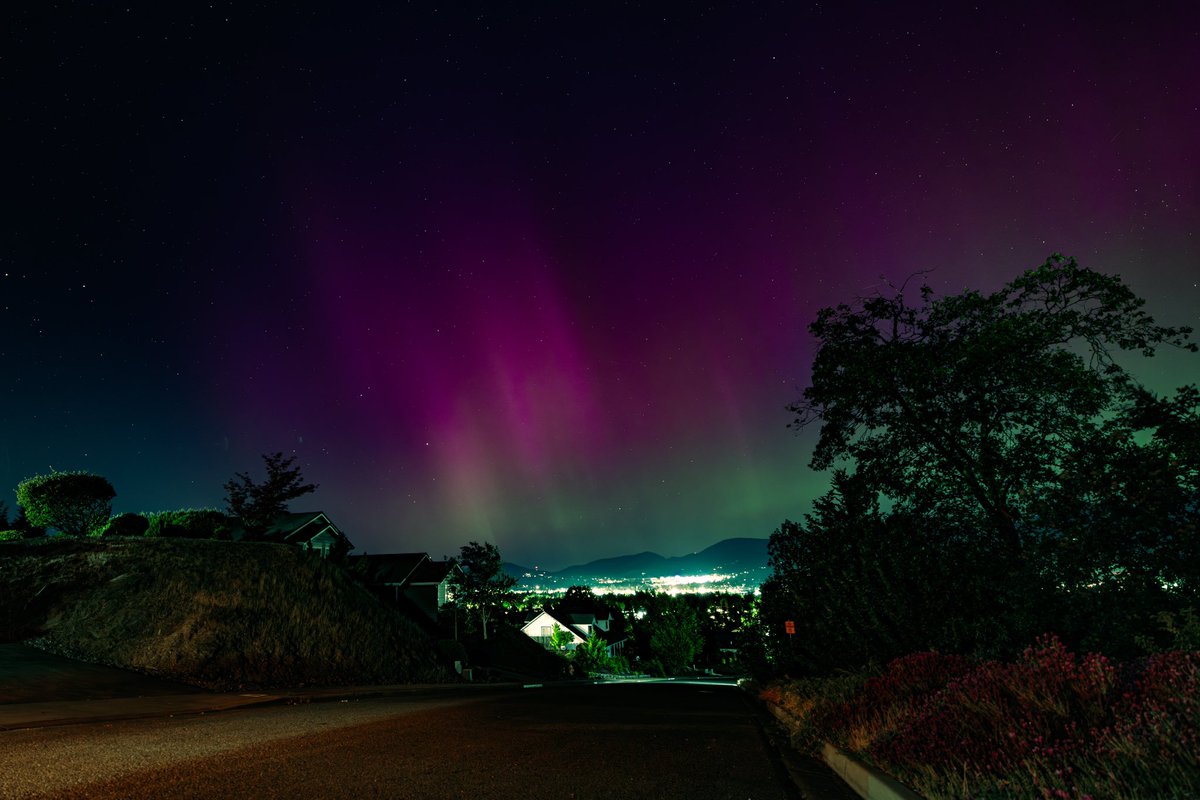 This feels like a reminder from the sun that we are all in this together and that space is volatile. 

#lightsinthesky #aurora #nothernlights #grantspass @NWSMedford #OneTeamOneFight #OneRockOneLight