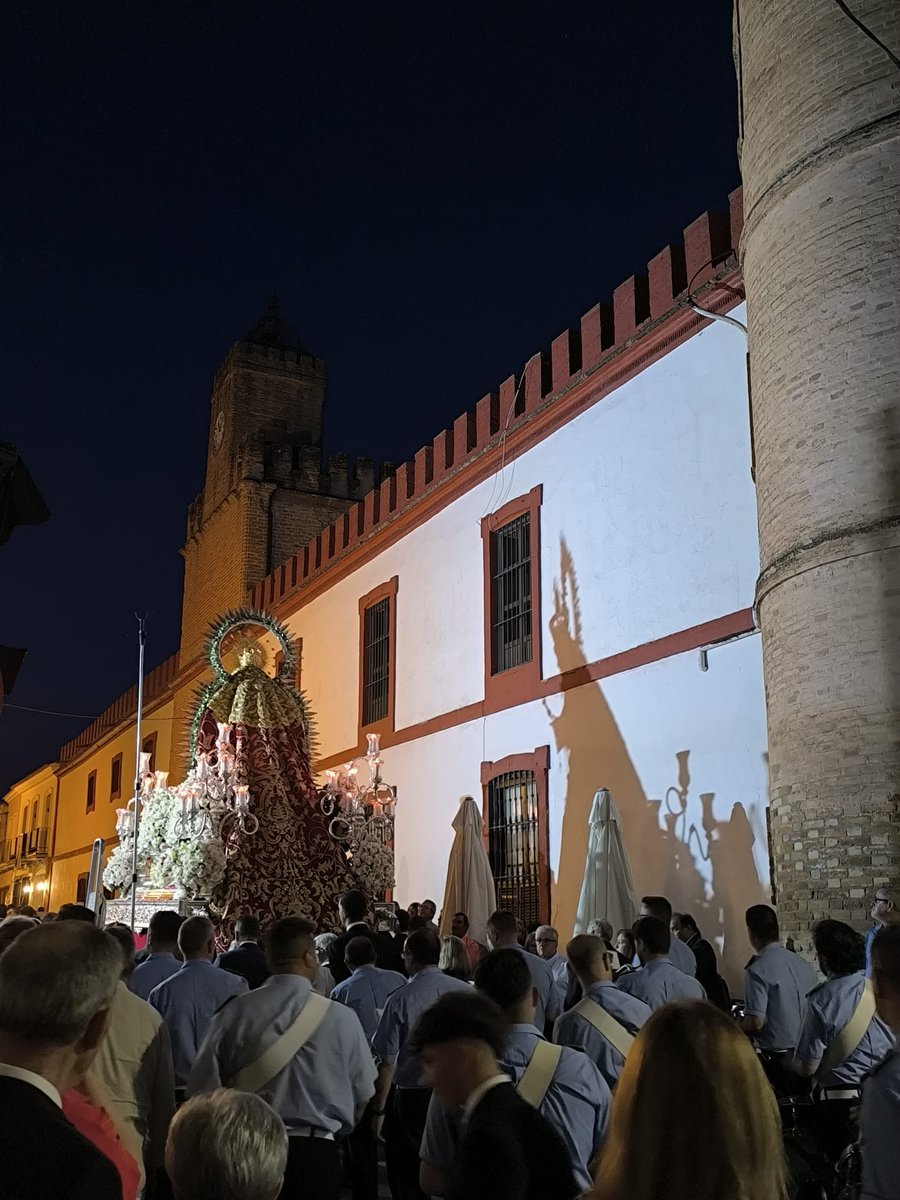 🔴 PROCESIÓN | 22:15 | Avanza la Virgen a los sones de 'Puerta del Cielo' por la @BandaCruzRoja en esta noche primaveral. #SoledadCoronadaHuévar