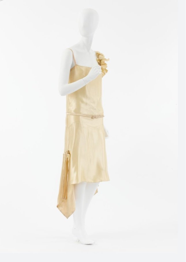 Vestido de noche en satén de seda

#Fashion
#TextileArt

Coco Chanel, 1926
© The MET