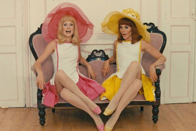 Lygia Fagundes telles e Hilda Hilst vestidas para o filme Duas Garotas românticas (1967)