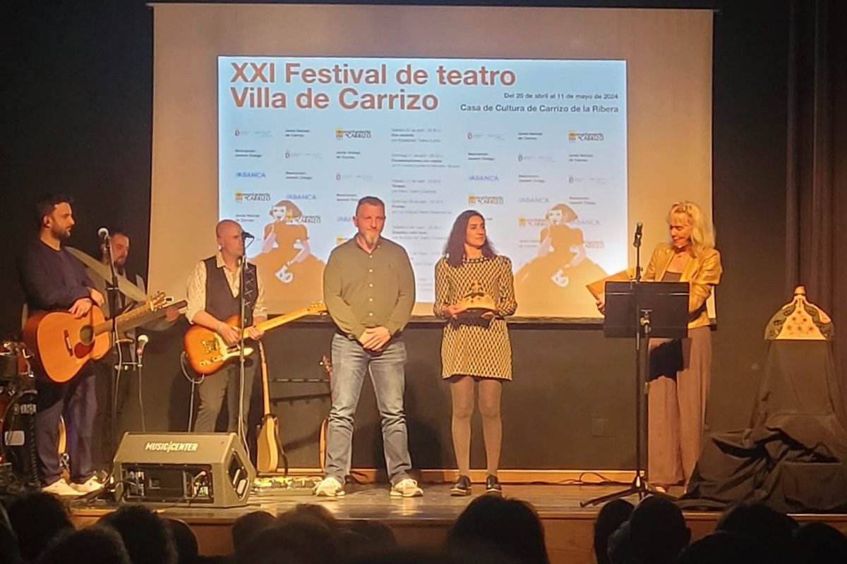 Acto de clausura del XXI Festival de Teatro Villa de Carrizo con la asistencia y participación del diputado de Turismo, Octavio González, entregando uno de los galardones de esta edición.