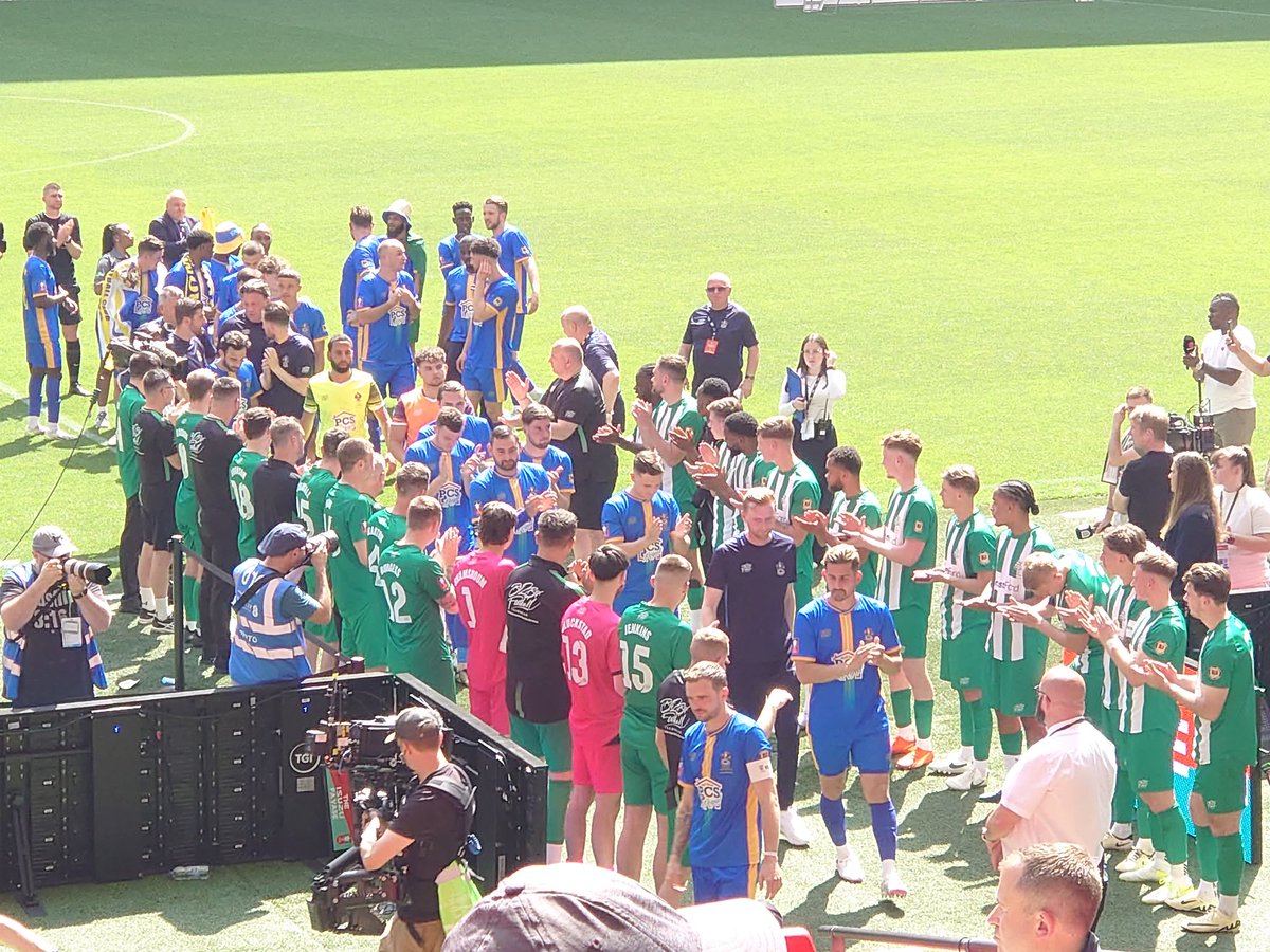 Moment of the day for me of #NonLeagueFinalsDay, @GWRovers giving @RomfordFC a guard of honour, absolutely amazing to see and shows the respect between the two @EssexSenior sides on what was a proud day for both clubs and the league itself.....#NonLeague #nonleaguefootball