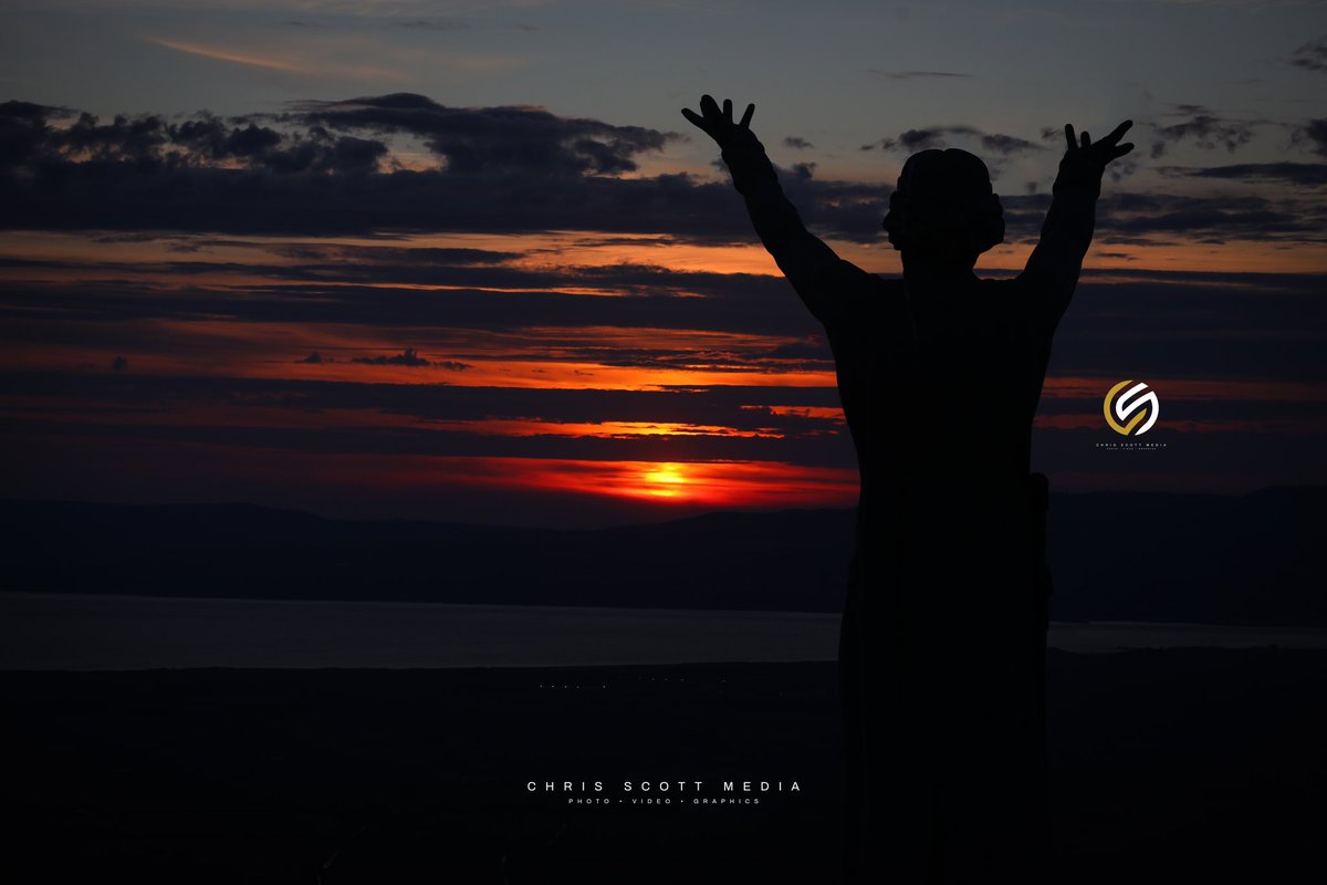 Manannán mac Lir at sunset on the North Coast of Ireland 🌅 📷 @ChrisScottPics #Sunset #ManannenMacLir #GortmoreViewpoint #ChrisScottMedia #Derry