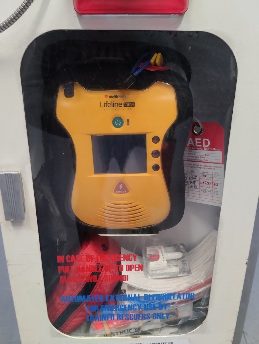 #DEA en el Aeropuerto Internacional O'Hare, #Chicago, nótese que ahora los contenedores de los #DEA's incluyen un kit para #StopTheBleed #BleedingControl y un spray de #Naloxona #Narcan, no olvidar el #teléfono para el acceso inmediato al #SEM🚑. Innovaciones que #SalvanVidas❤️‍🩹.