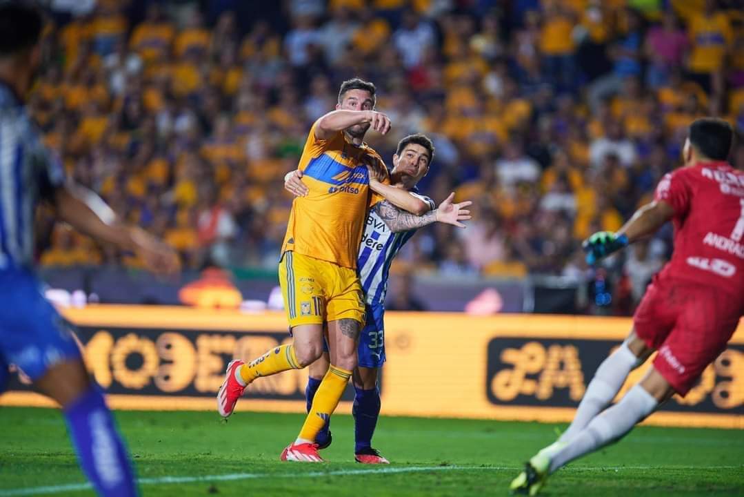 A pero el árbitro es <a href="/TigresOficial/">Club Tigres 🐯</a> decían la que no quiso marcar <a href="/ChiquimarcoMx/">Arbitro Entrenador</a> tenía razón el gordo <a href="/10APG/">Gignac Andre-pierre</a> claro penal <a href="/migangelgarzam/">MAG</a>