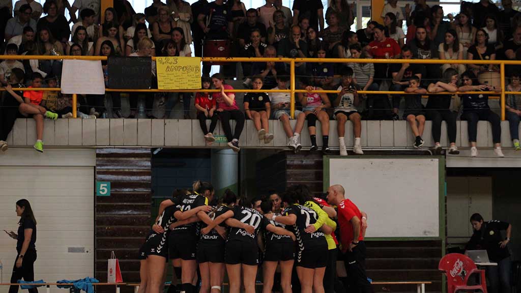 Ebresports (@ebresports1) on Twitter photo 🏆🥇🤾♀️ L’Handbol Amposta supera l'Ardoi i certifica l’ascens a la Divisió d’Honor de Plata
▶ LA NOTÍCIA: ebresports.cat/lhandbol-ampos…
<a href="/adamtomas/">Adam Tomàs i Roiget</a>, <a href="/ajamposta/">Ajuntament d'Amposta</a>, <a href="/CatHandbol/">CatHANDBOL</a>, <a href="/esportcat/">Esports</a>, <a href="/HandbolAmposta/">Handbol Amposta</a>, <a href="/irccid/">Iris Castell Cid</a>, <a href="/MarcFornos/">Marc Fornos Monllau</a>, <a href="/RadioAmposta/">Amposta Ràdio</a> <a href="/TomasLitus/">Litus Tomas</a> #Amposta #TerresdelEbre 🏆🥇🤾♀️ L’Handbol Amposta supera l'Ardoi i certifica l’ascens a la Divisió d’Honor de Plata
▶ LA NOTÍCIA: ebresports.cat/lhandbol-ampos…
<a href="/adamtomas/">Adam Tomàs i Roiget</a>, <a href="/ajamposta/">Ajuntament d'Amposta</a>, <a href="/CatHandbol/">CatHANDBOL</a>, <a href="/esportcat/">Esports</a>, <a href="/HandbolAmposta/">Handbol Amposta</a>, <a href="/irccid/">Iris Castell Cid</a>, <a href="/MarcFornos/">Marc Fornos Monllau</a>, <a href="/RadioAmposta/">Amposta Ràdio</a> <a href="/TomasLitus/">Litus Tomas</a> #Amposta #TerresdelEbre