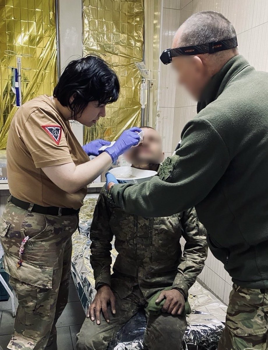 🩺🩹Stabilization point. 🩹🩺 Frontline eye injuries are common. FM team members Alice and Nathalia working with Ukrainian doctors treat a patient with an eye injury. We covered both eyes with gauze to prevent unnecessary movement of the non injured eye. The soldier will get a…