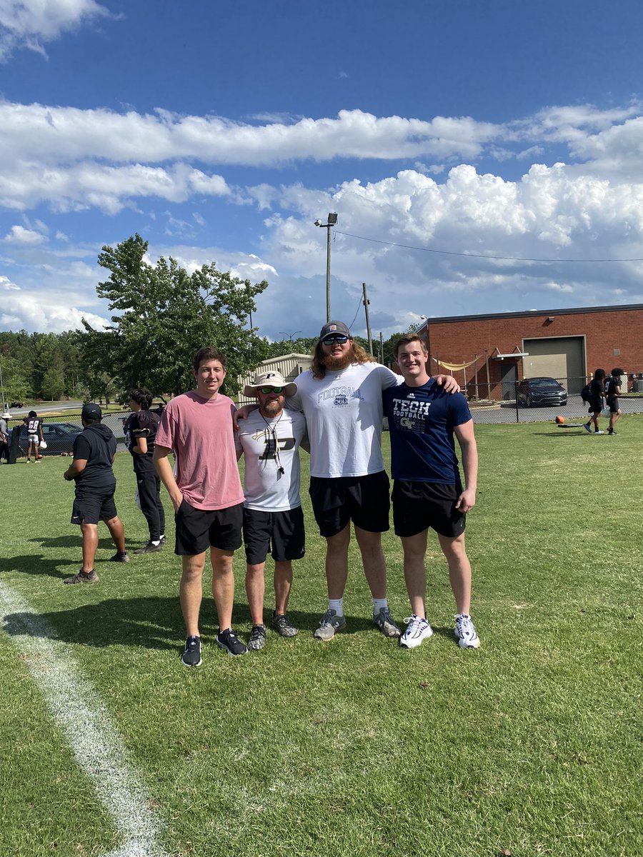 <a href="/Jackson5Ellis/">Jackson Ellis</a> <a href="/ConnorDrake20/">Connor Drake</a> and <a href="/johnbalas23/">John</a> popping up on a Friday practice!!! Love these boys!!! #OTB #FAMILY