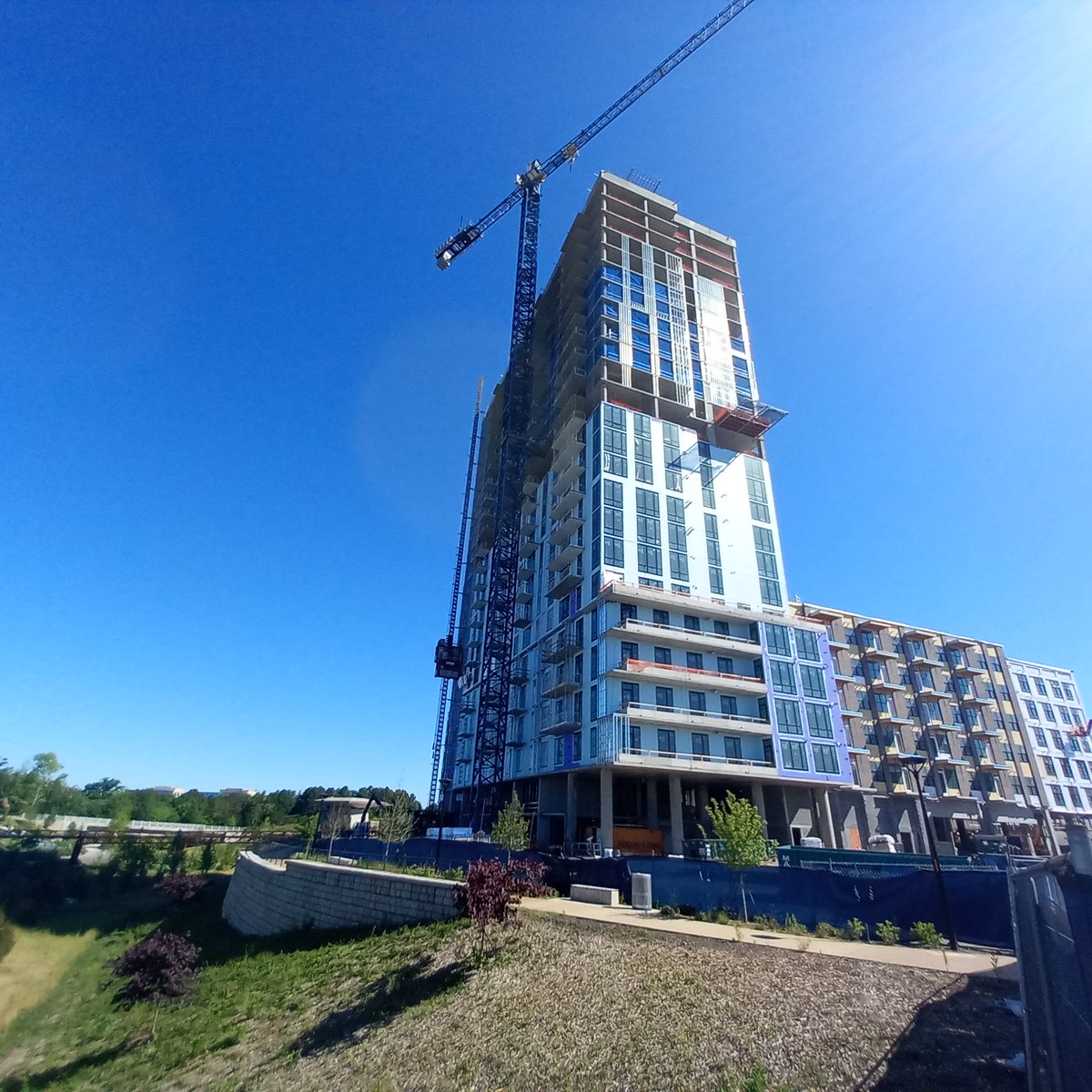 HomesoftheSouth's tweet photo. #Ballantyne #Bowl is looking great! New shops/restaurants opening soon! @CLTdevelopment @NorthwoodOffice @goBallantyne 26 story apartment tower looks great in this setting! #charlotte #cltskyline #cltconstruction https://t.co/R4SLdFQbRx