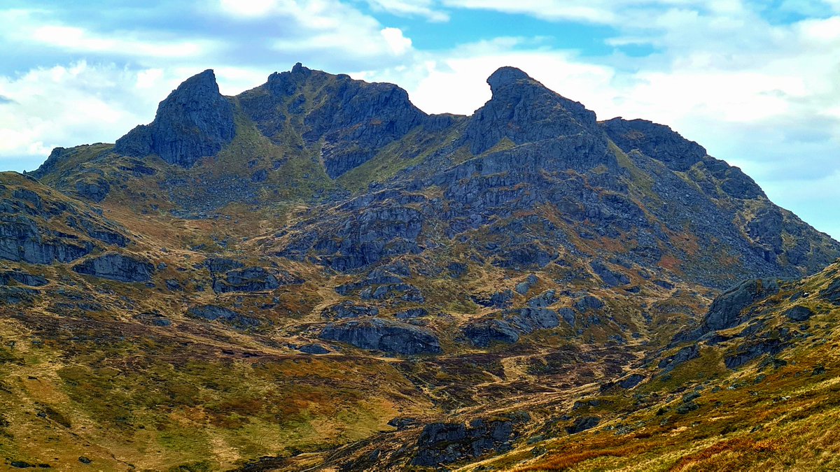 The Cobbler. One of Scotland's most distinctive mountains, and only an hour's drive from Glasgow. Reaching the summit plateau is the easy bit. 

Cont./

#glasgow #scottishmountains #hillwalking #thecobbler #arrocharalps