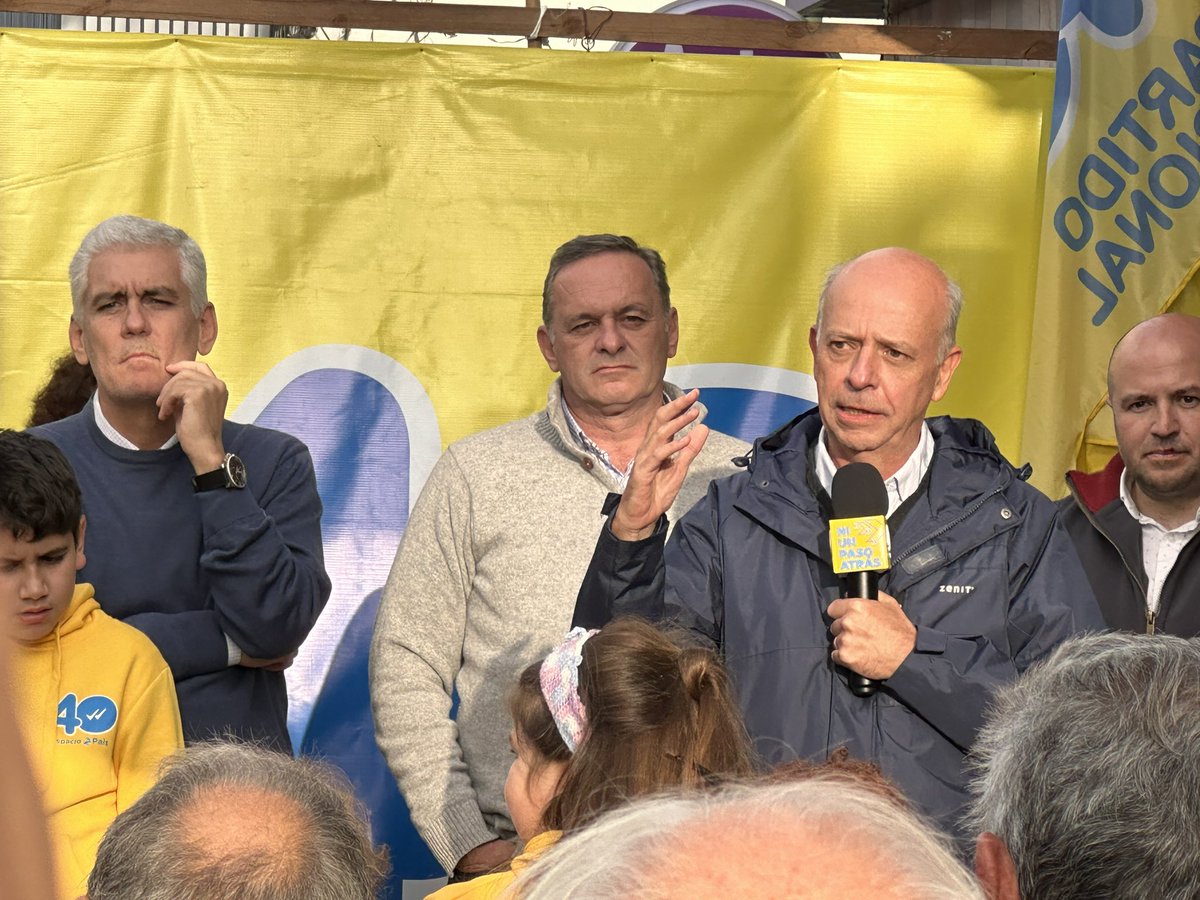 Gran acto en Sayago con @AlvaroDelgadoUy 

La 40 en todos los barrios de Montevideo militando con alegría para continuar con el rumbo de este gobierno 

#NiUnPasoAtras