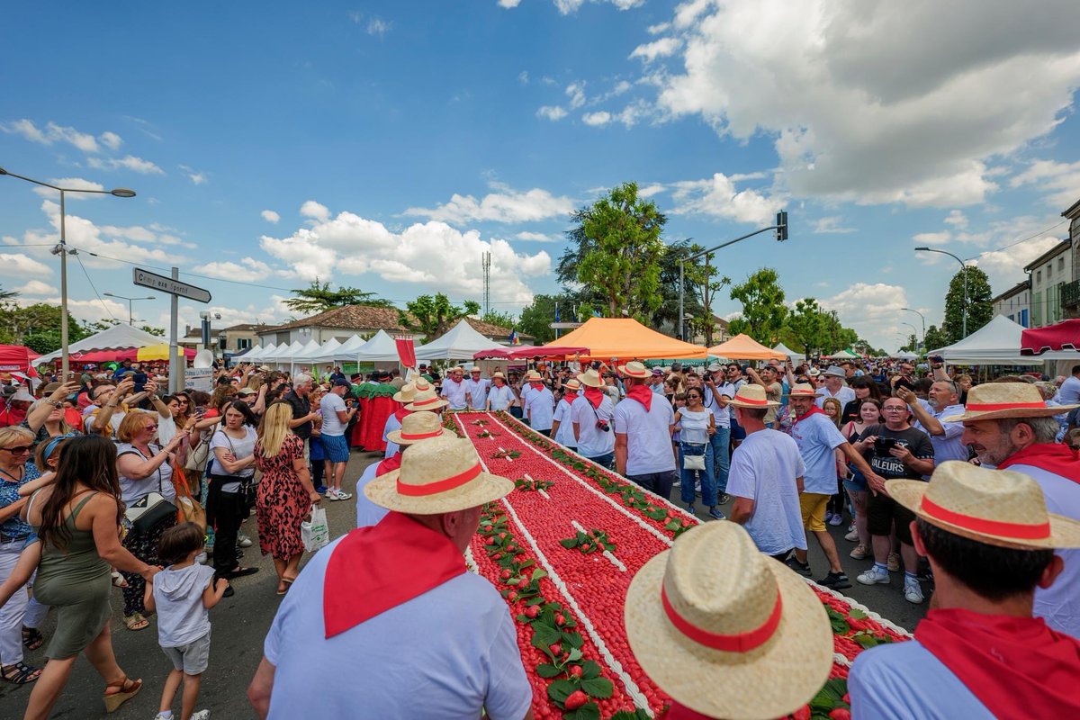 VGxperience's tweet photo. La foire à la fraise 🍓, aux fleurs 🌸 et au vin 🍷 de #Saintebazeille bat son plein tout le week-end ‼️🤩👏🏻
🔹 Pour tout savoir du programme du week-end : https://t.co/c8zgJPwksL
#ValdegaronneRésonne #VGxpérience #RejoignezNous #Lotetgaronne
©OTVGWilliamPicamilProd https://t.co/0PidjlqOyG