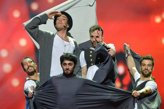 Eurovision'un sahne imkanları ne kadar ilerlemiş yav. Bi şimdiye bak bi de can bonomonun koreografi için son verdiğimiz çabaya bak (bence çok iyiydi)