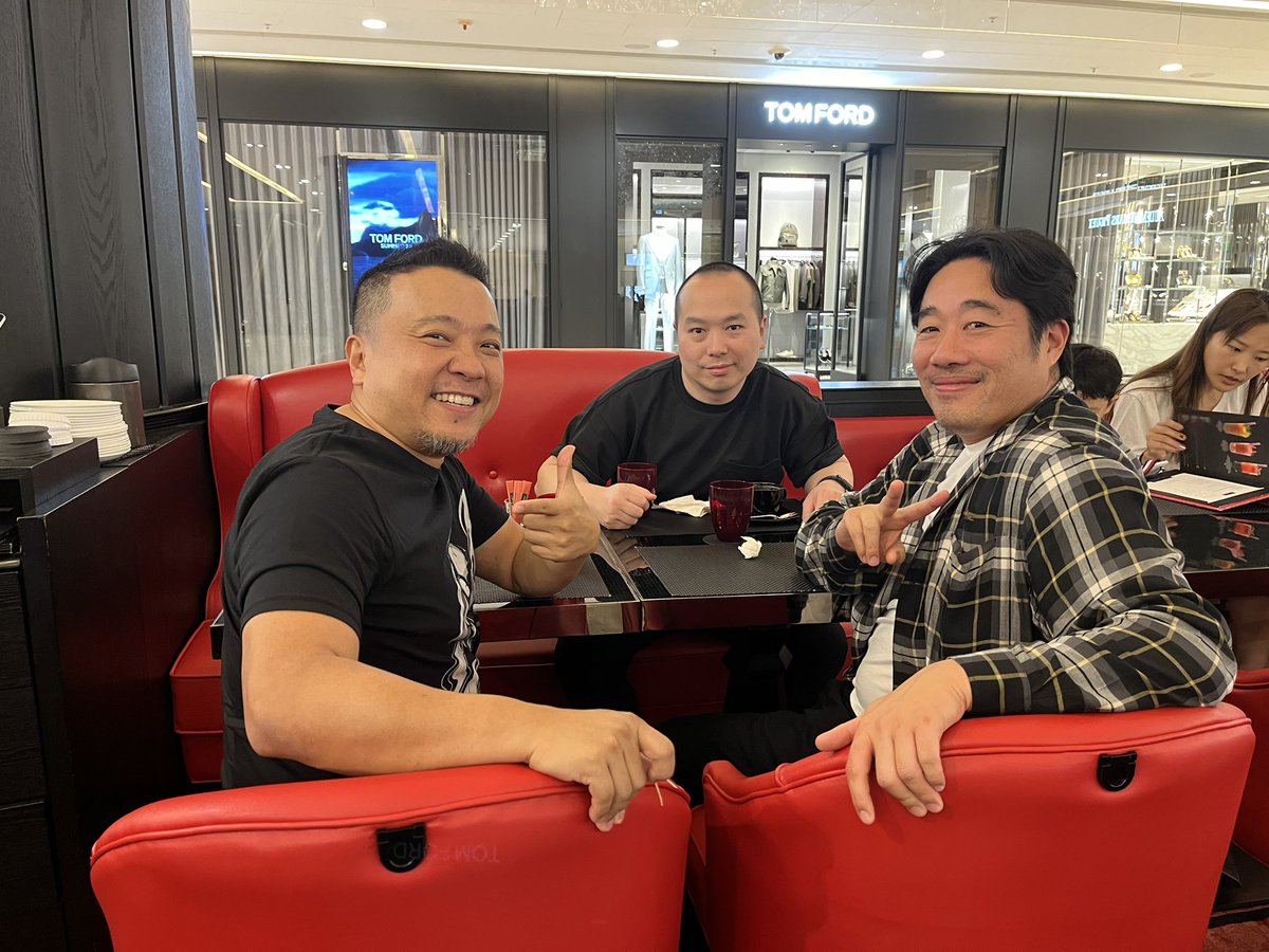 Breakfast with two absolute legends @thedaoofwei @9gagceo -Ray and I have a habit of taking 3 hr meetings together lol so much to talk about! Thanks for the hospitality while in HK!