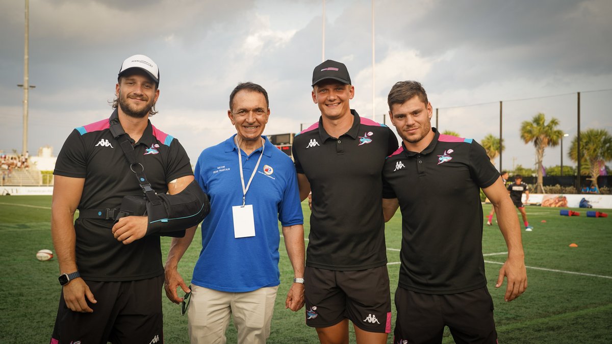 Tonight, Mayor @DeanTrantalis joined the @MiaSharksRugby Club and the folks from @mhshospital for the pre-game festivities! 🏉🦈 The Sharks captain received a crystal from the City & the Mayor received a Sharks jersey to celebrate the newest sports team playing in #FTL! 🎉