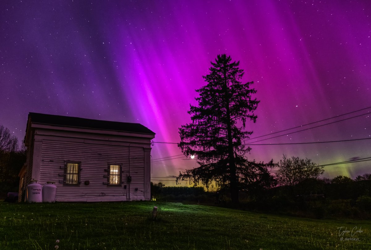 Tyler Cooke captured breathtaking images of the northern lights at The Hinsdale House Restoration Project last night, filling us with awe and optimism for the beauty of the world. #northernlights #HinsdaleHouse #haunted