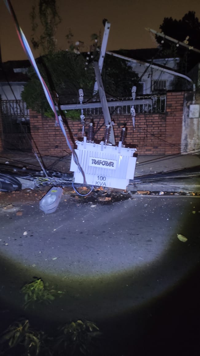 ANDEOficial's tweet image. La ANDE informa:
Que debido al choque contra una columna con transformador de distribución en la Avda. Médicos del Chaco y Dr. Agustín Goiburu, barrio Vista Alegre de Asunción, se ha producido un corte de energía eléctrica al afectar a una línea de 23.000 Voltios.
En estos…