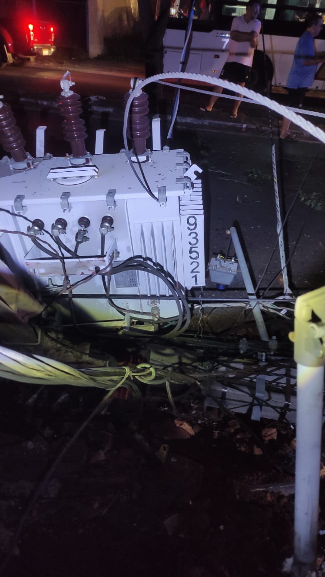 ANDEOficial's tweet image. La ANDE informa:
Que debido al choque contra una columna con transformador de distribución en la Avda. Médicos del Chaco y Dr. Agustín Goiburu, barrio Vista Alegre de Asunción, se ha producido un corte de energía eléctrica al afectar a una línea de 23.000 Voltios.
En estos…